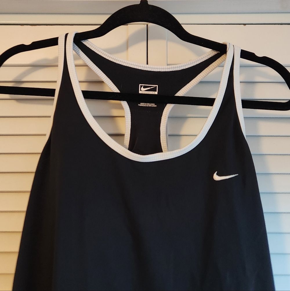Nike performance Women's Black athletic Tank Top - Picture 2 of 6